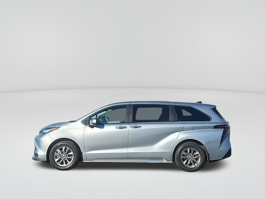 2023 Toyota Sienna XLE photo 2