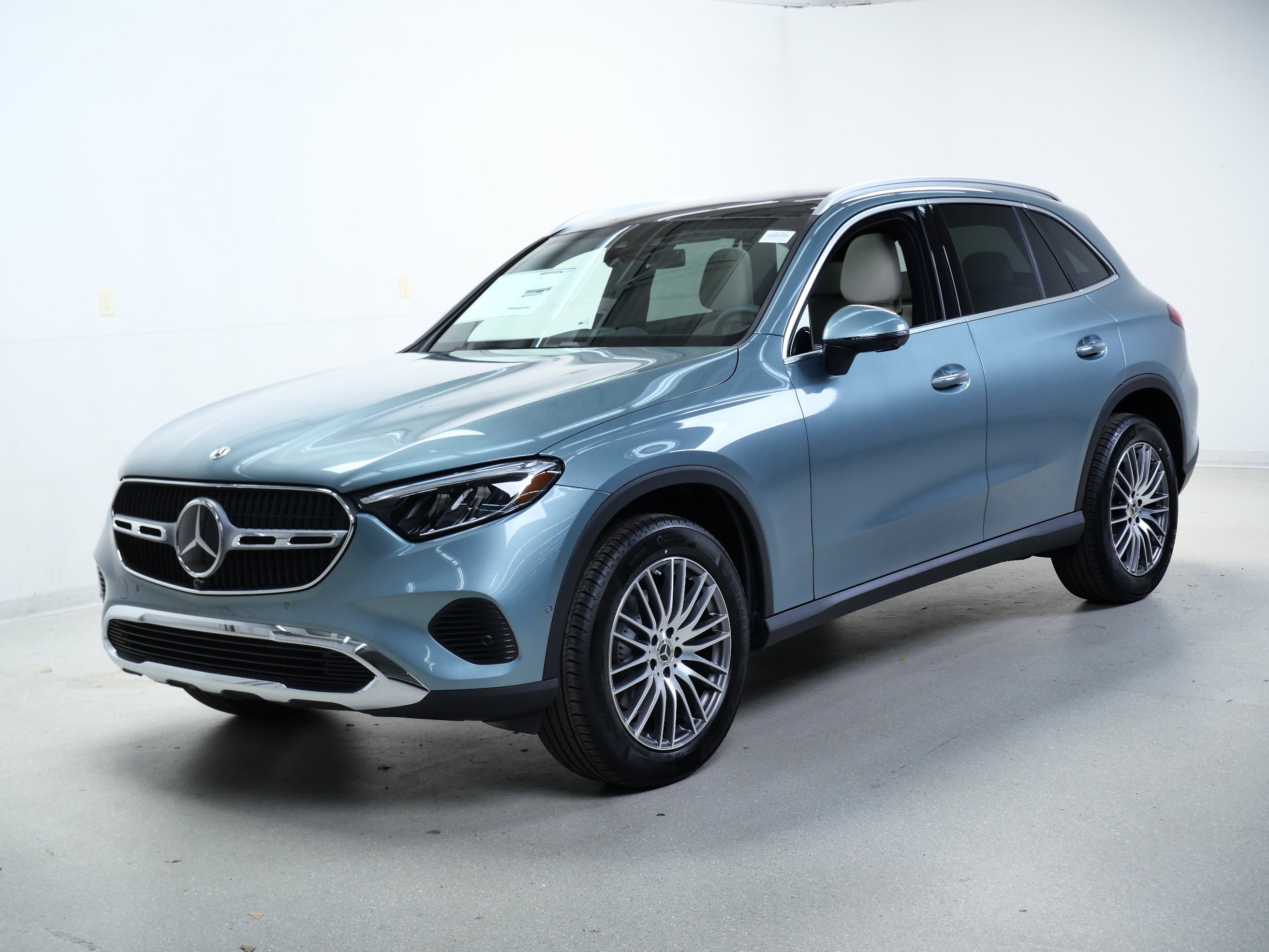 2026 Mercedes Benz GLC 300 4MATIC photo 3