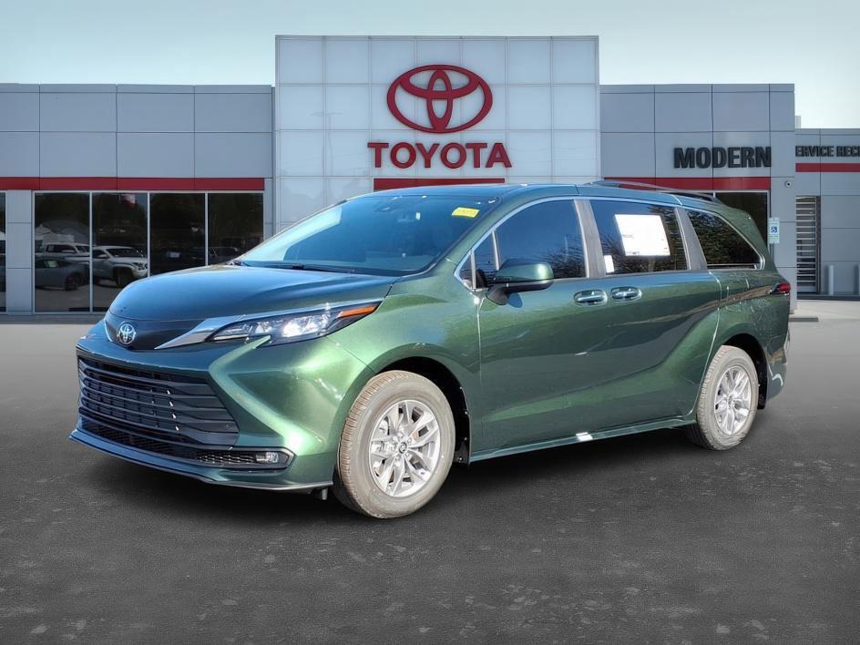 2026 Toyota Sienna XLE's photo
