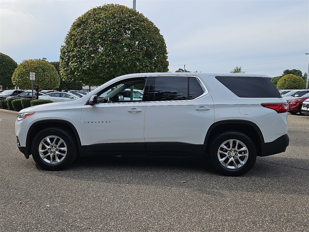 2021 Chevrolet Traverse LS photo 2