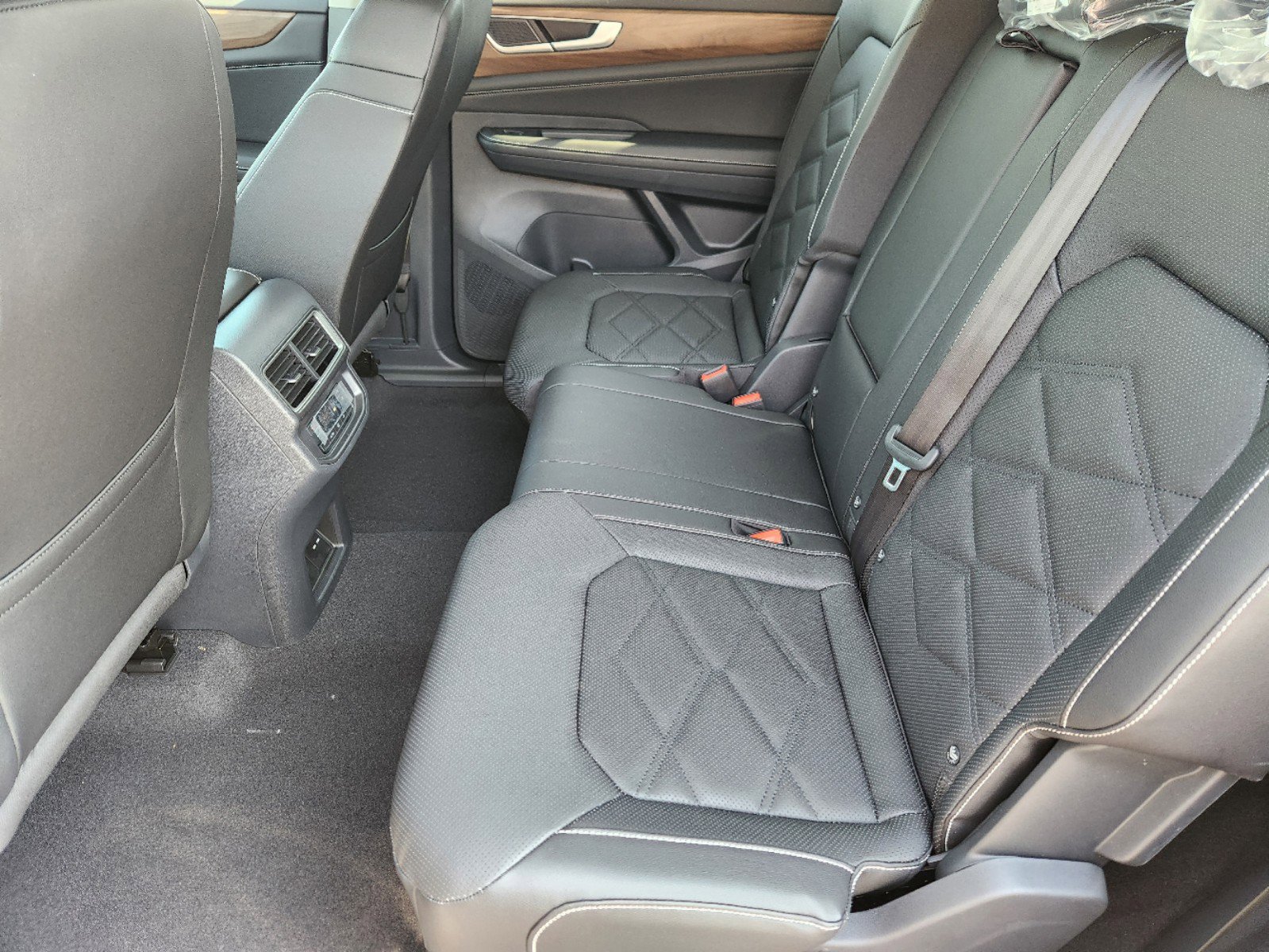 2025 Volkswagen Atlas SE Technology photo 17