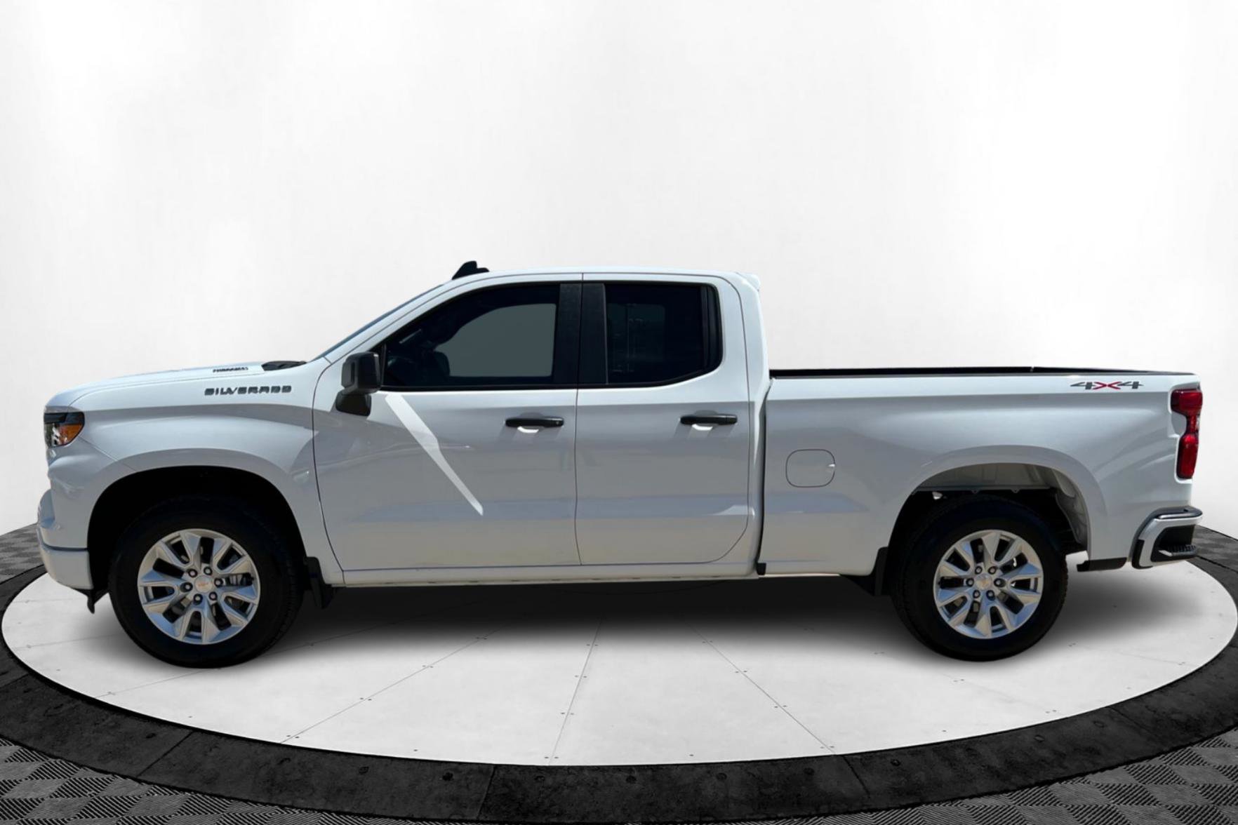 2025 Chevrolet Silverado 1500 Custom photo 2