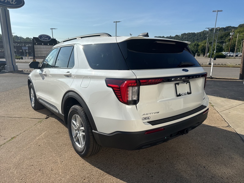 2025 Ford Explorer photo 2