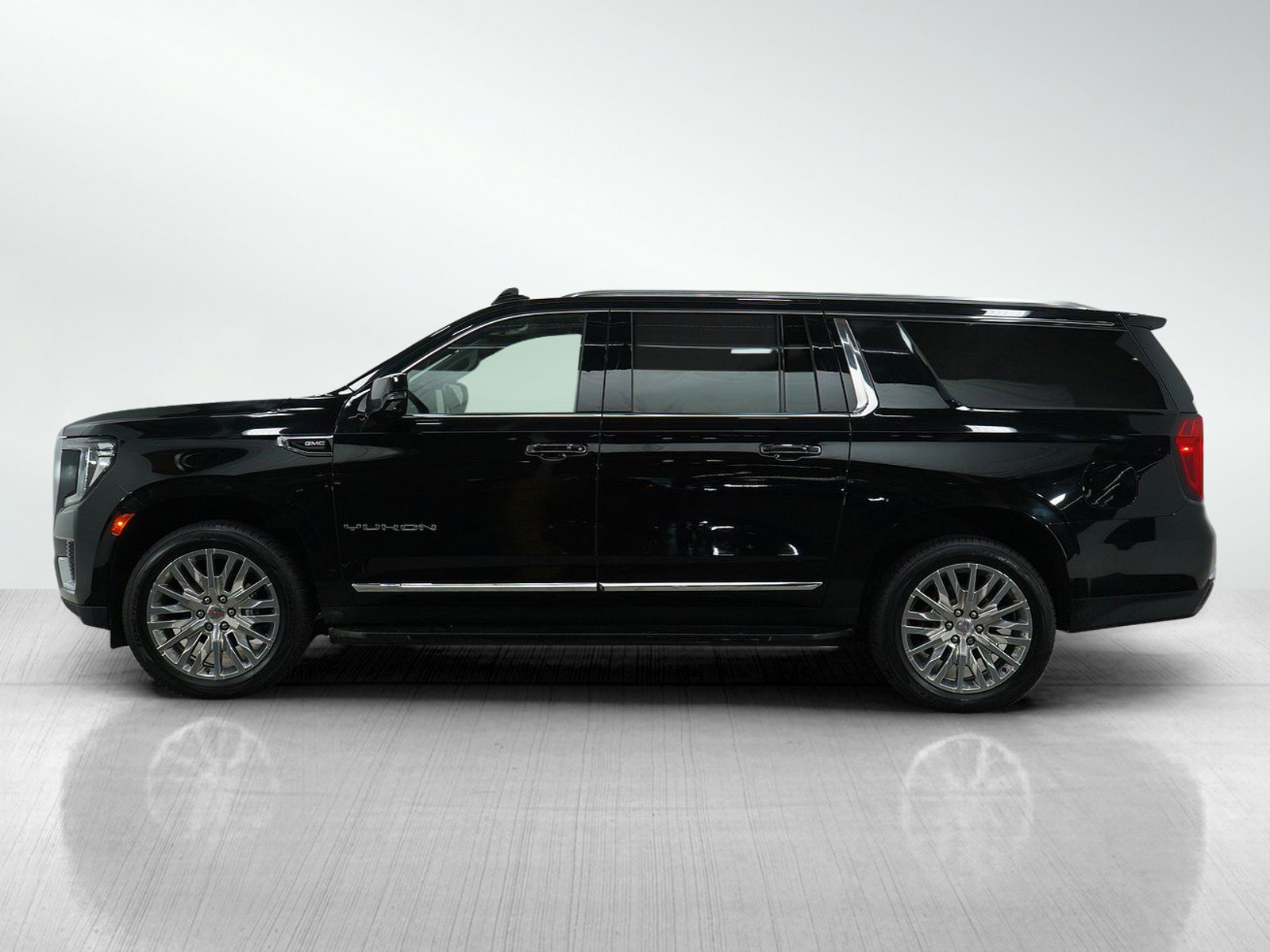 Used 2023 GMC Yukon XL SLT with VIN 1GKS2GKD9PR172470 for sale in Roseville, Minnesota
