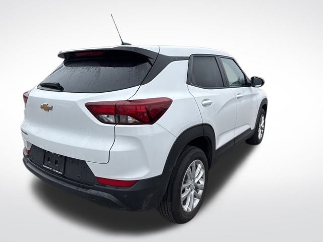 2024 Chevrolet Trailblazer LS photo 2