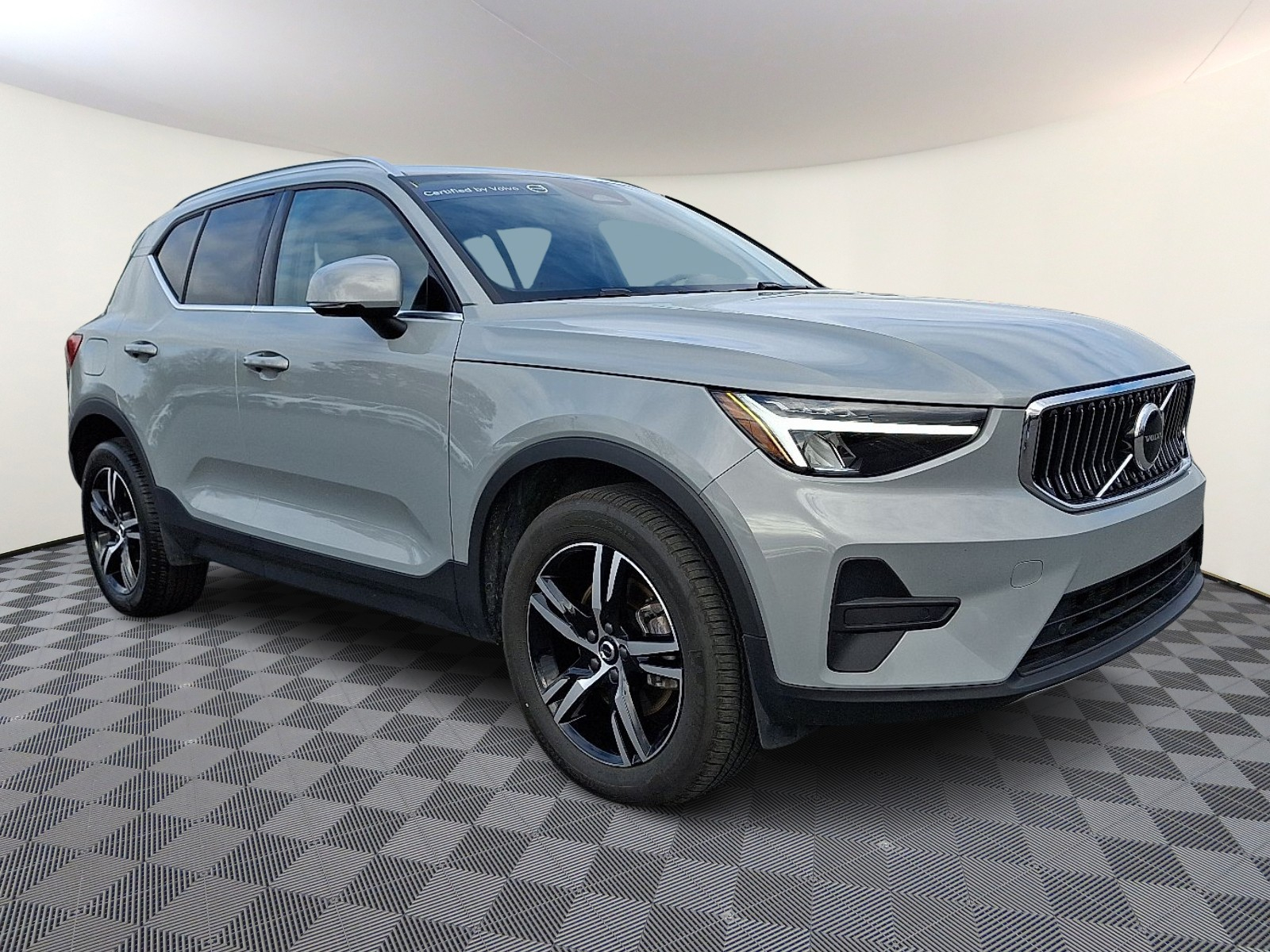 2025 Volvo XC40 Core's photo