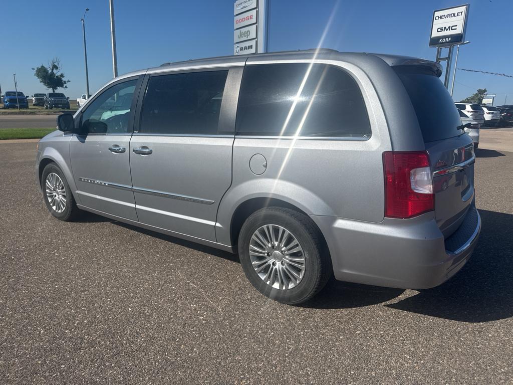 2014 Chrysler Town & Country photo 8