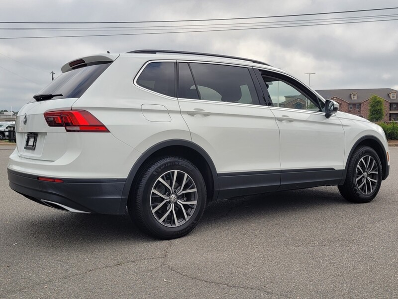 2019 Volkswagen Tiguan SE R-Line photo 3