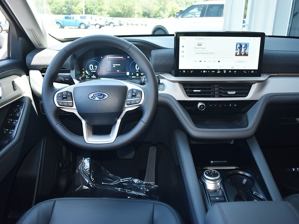 2025 Ford Explorer photo 14