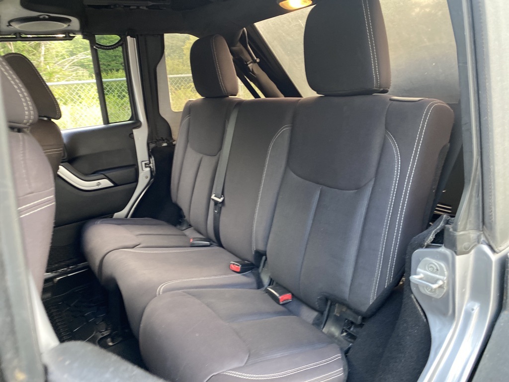 2013 Jeep Wrangler Unlimited Rubicon photo 17