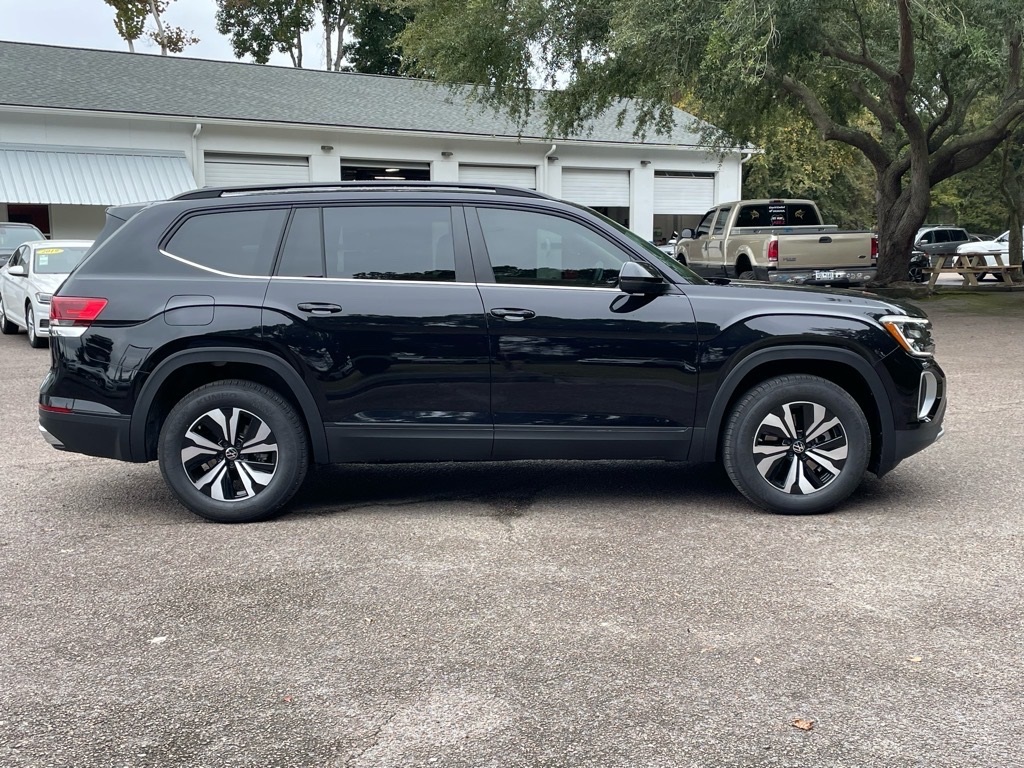 2026 Volkswagen Atlas SE photo 2