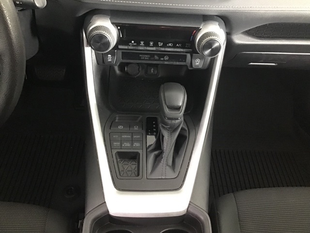 2021 Toyota RAV4 LE photo 11