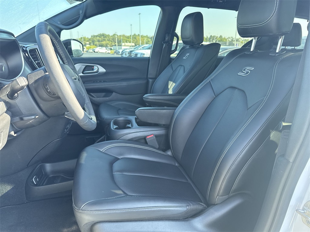 2024 Chrysler Pacifica Touring L photo 16