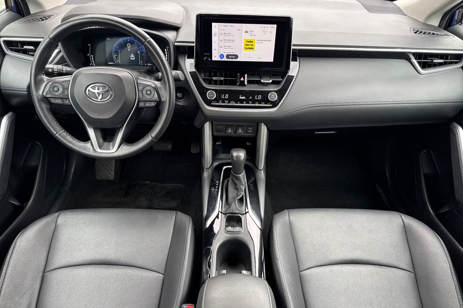 2024 Toyota Corolla Cross XLE photo 3
