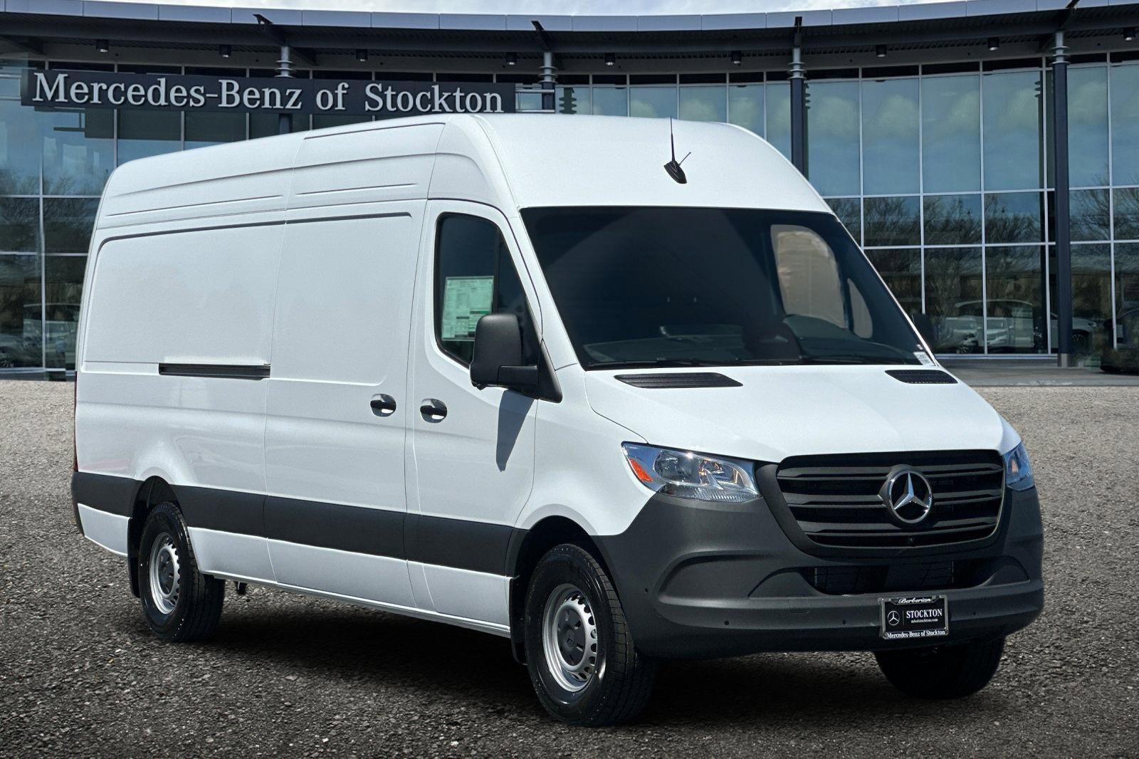 New 2025 ARCTIC WHITE Mercedes-Benz  image 2