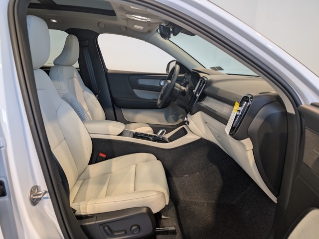 2026 Volvo XC40 photo 27