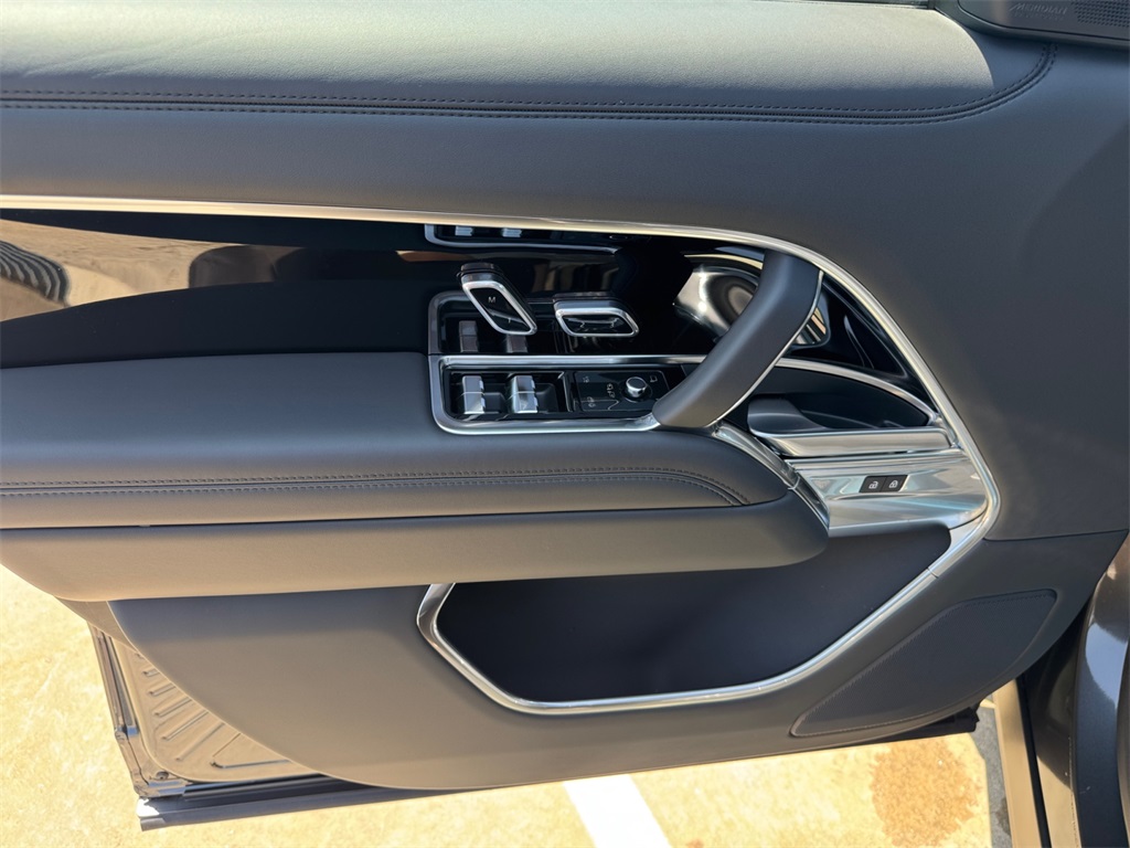 2025 Land Rover Range Rover SE photo 15