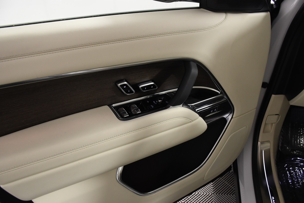 2025 Land Rover Range Rover SE photo 14