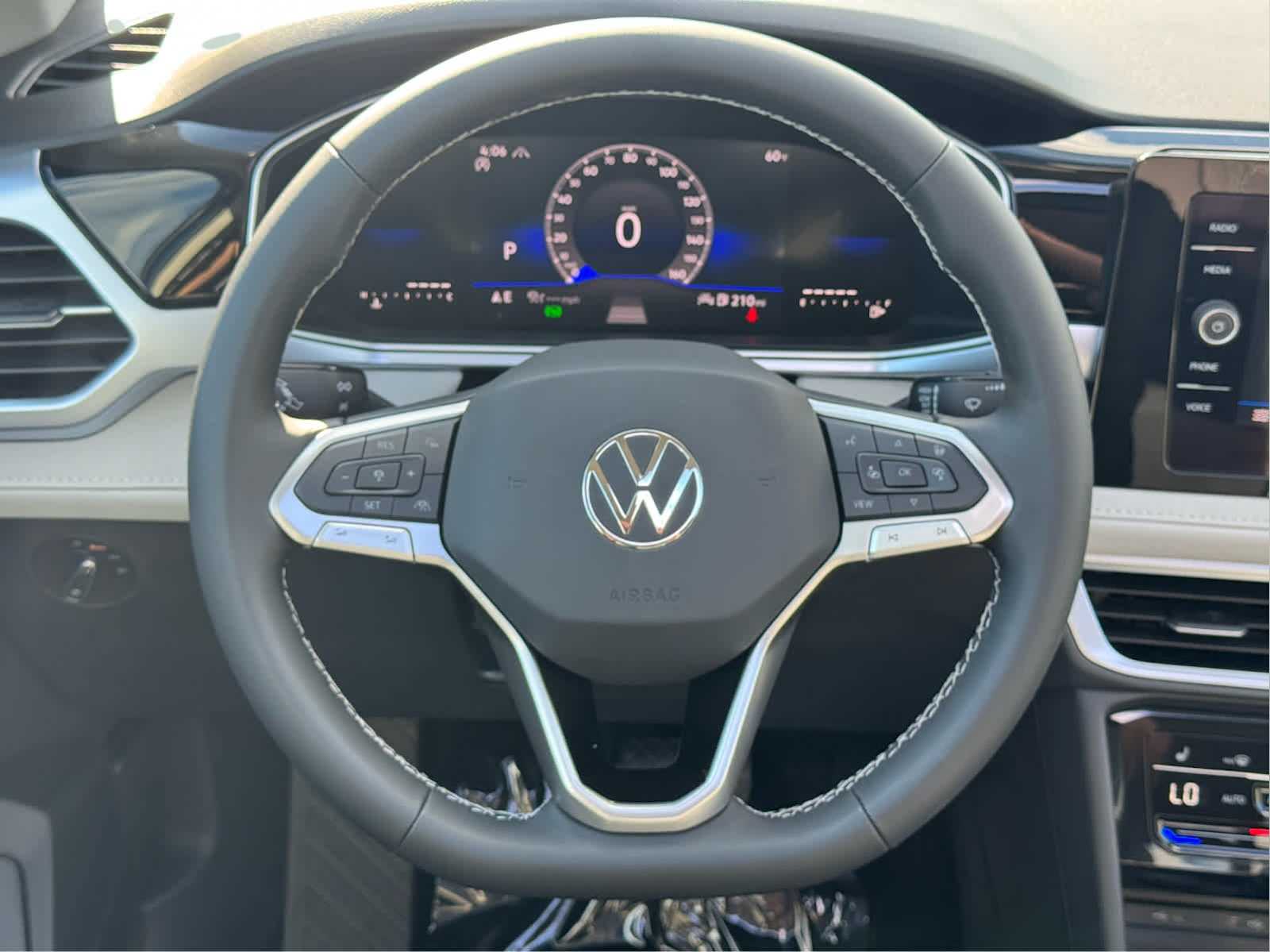 2025 Volkswagen Taos SE photo 31