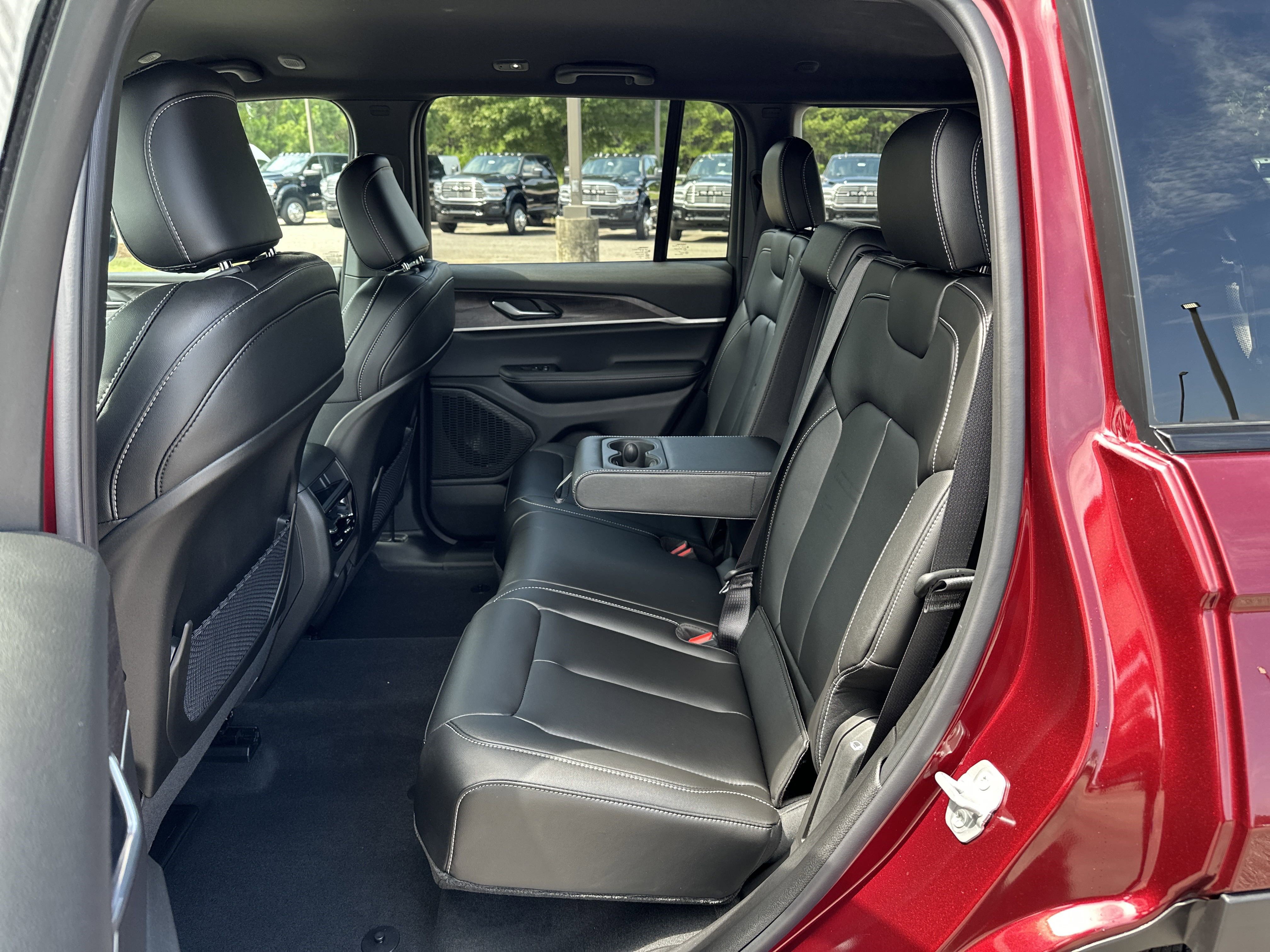 2025 Jeep Grand Cherokee Limited photo 2
