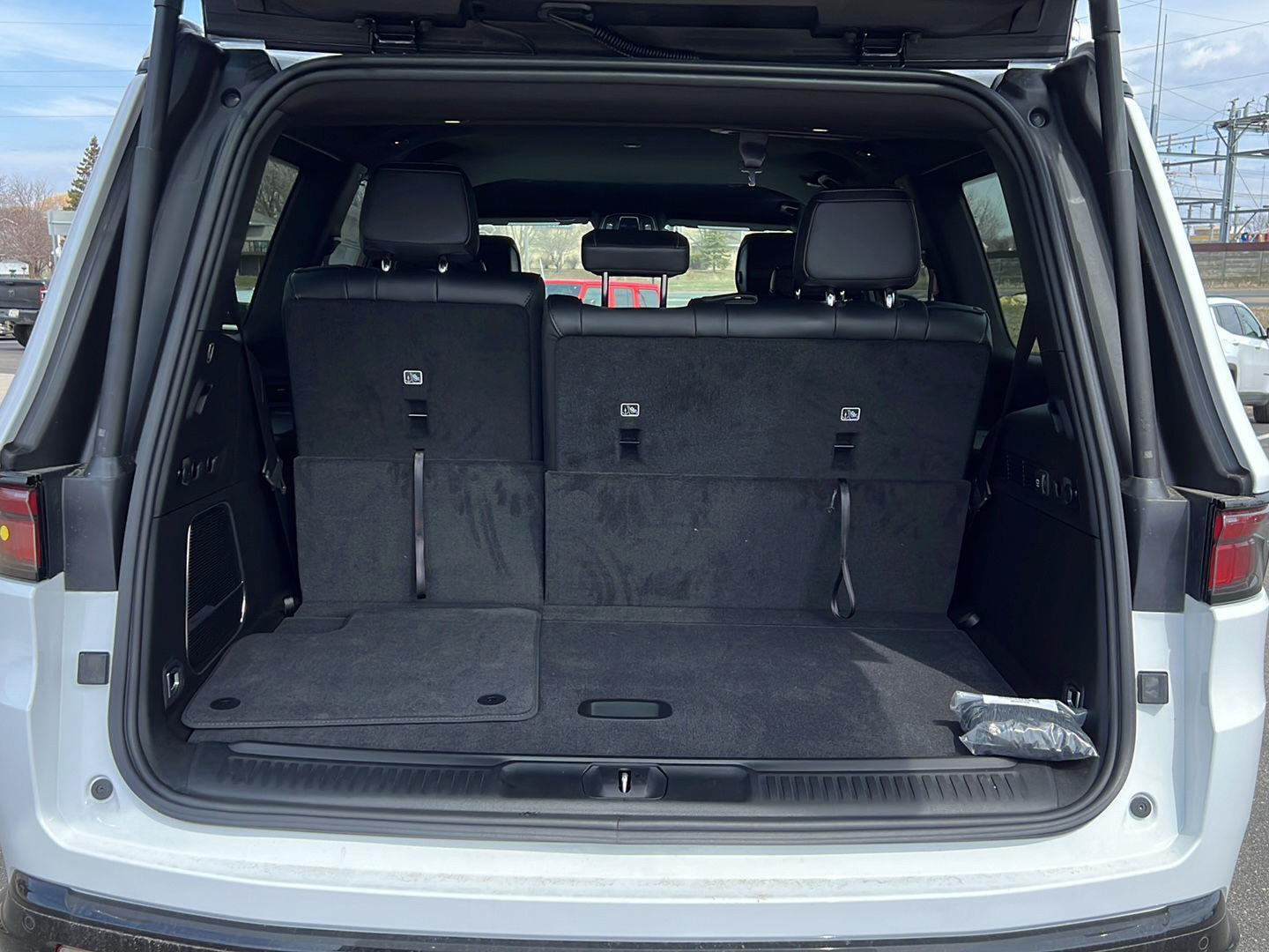 2025 Jeep Wagoneer Series II Carbide photo 19