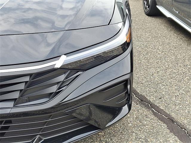2025 Hyundai Elantra SE photo 4