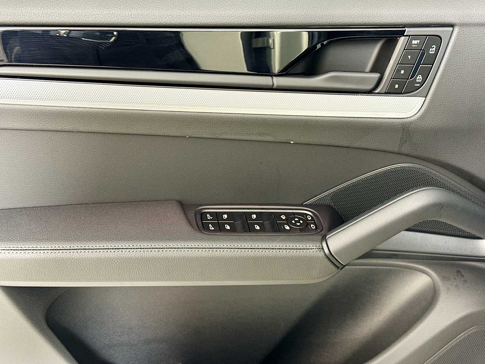 2025 Porsche Cayenne photo 11