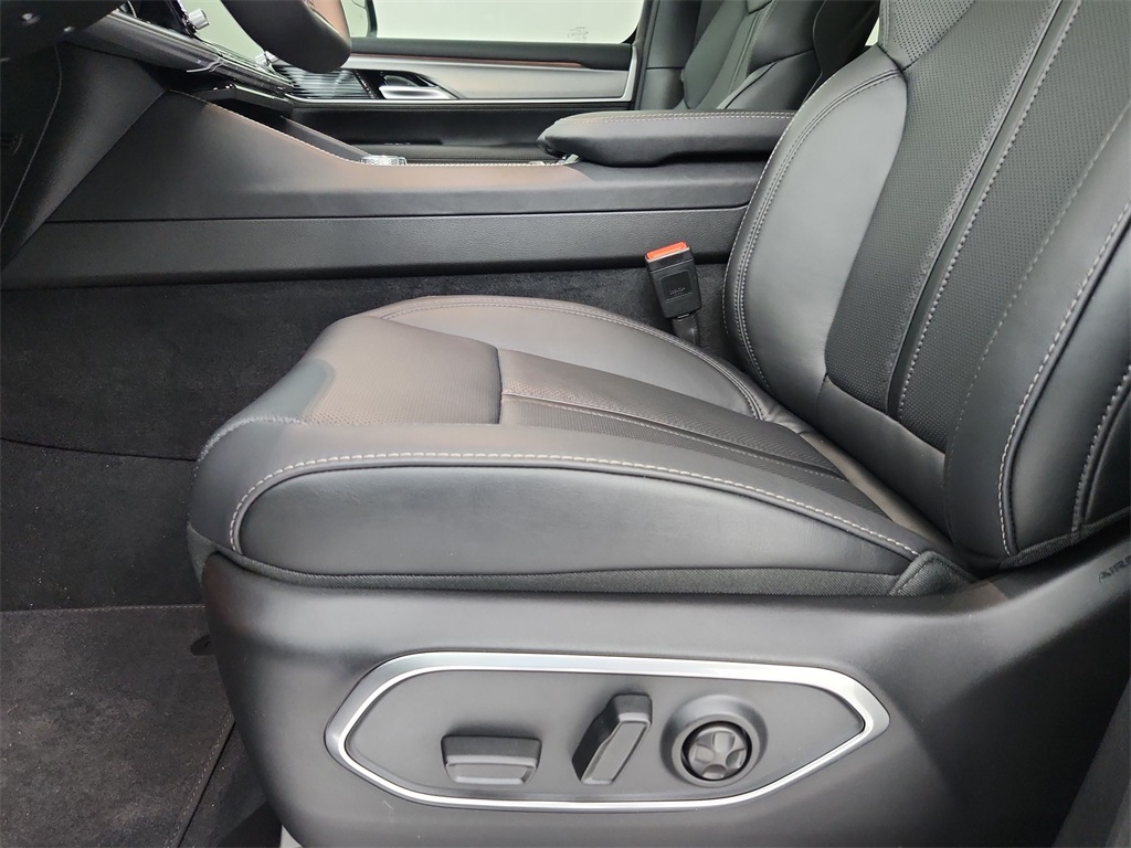 2025 Jeep Wagoneer L Series II photo 17
