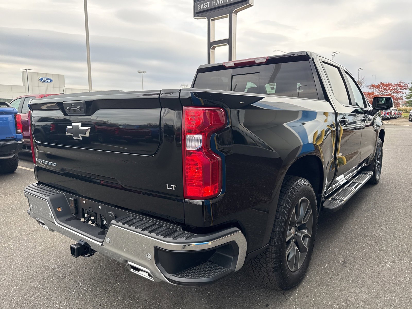 2025 Chevrolet Silverado 1500 LT photo 4