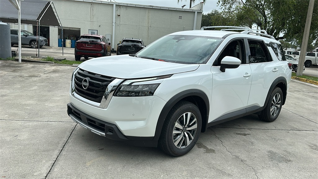 2025 Nissan Pathfinder SL photo 3