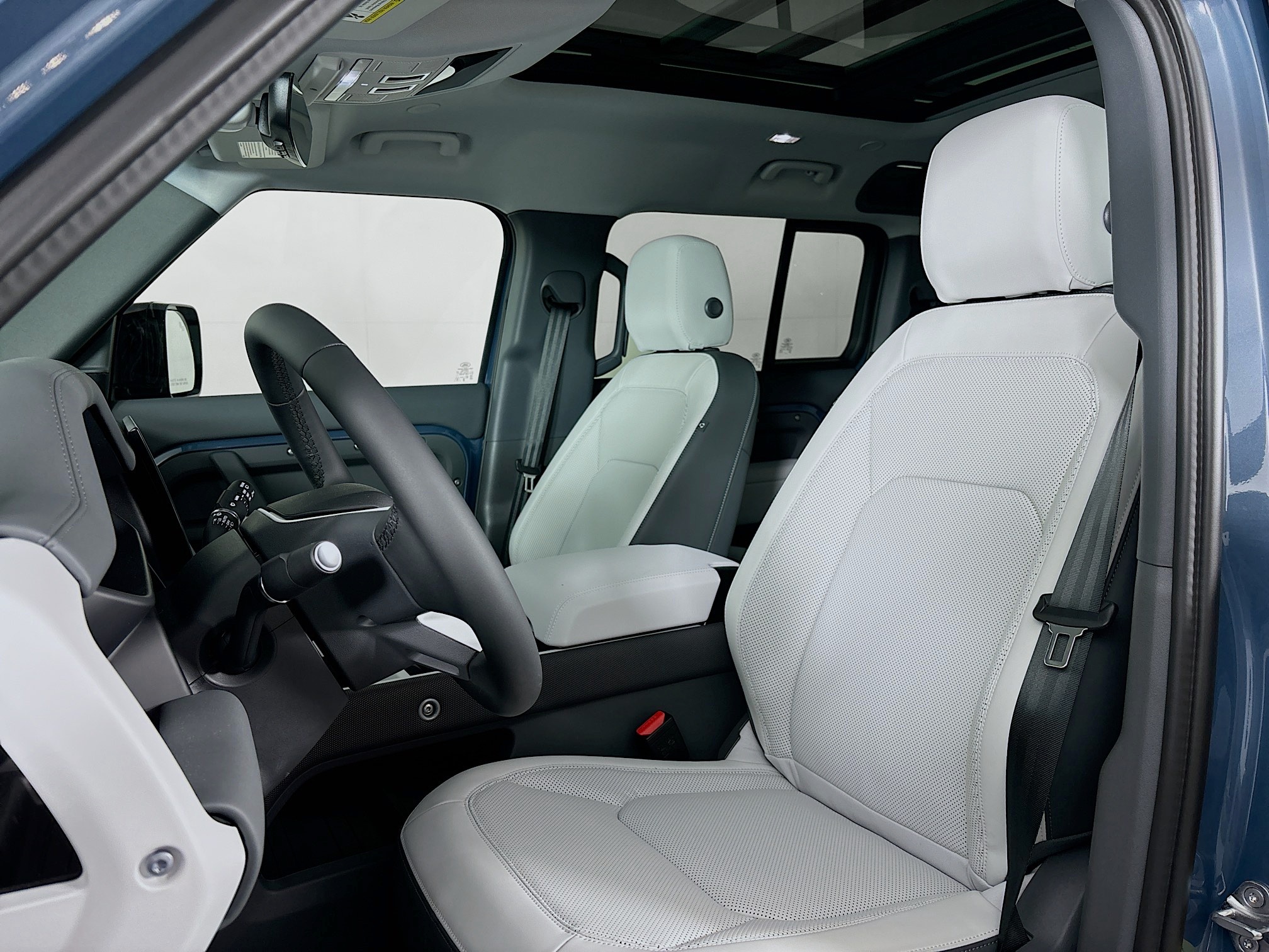 2025 Land Rover Defender 110 S photo 17