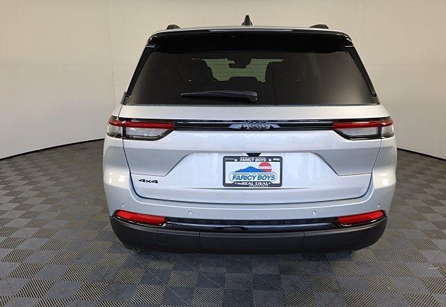 2025 Jeep Grand Cherokee Laredo Altitude photo 4