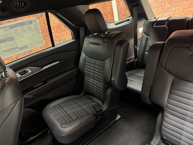 2025 Ford Explorer ST-Line photo 23