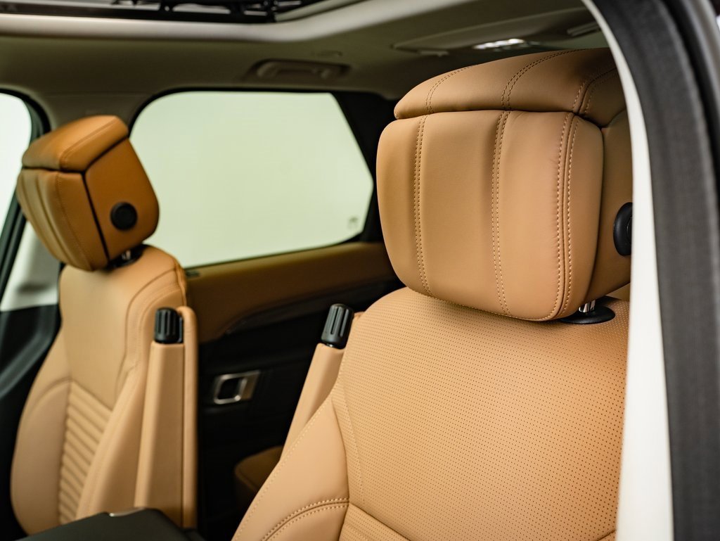 2025 Land Rover Discovery Metropolitan Edition photo 14