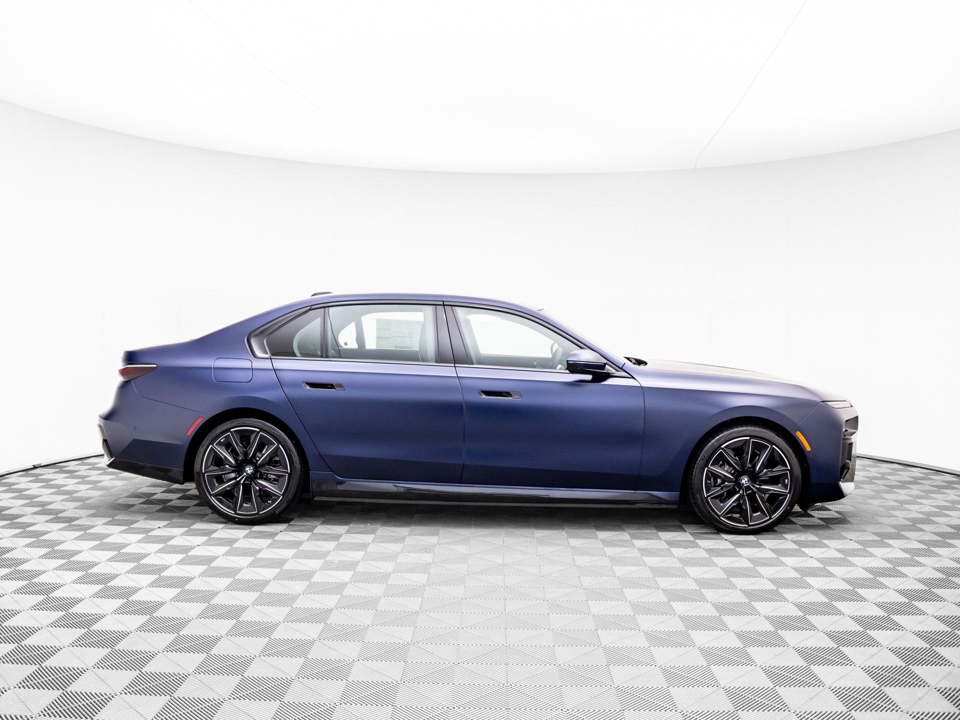 New 2025 Frozen Tanzanite Blue Metallic BMW 750e xDrive image 7