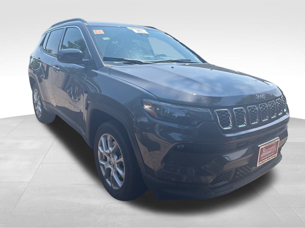 2024 Jeep Compass Latitude Lux photo 9