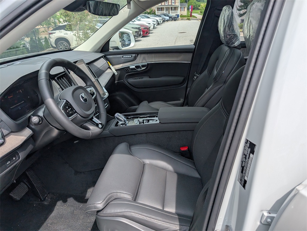 2025 Volvo XC90 T8 photo 9