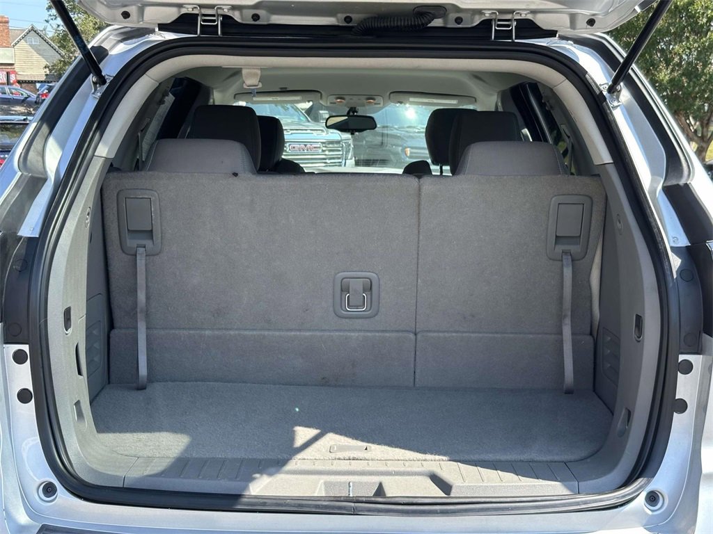 2017 Chevrolet Traverse LS photo 3