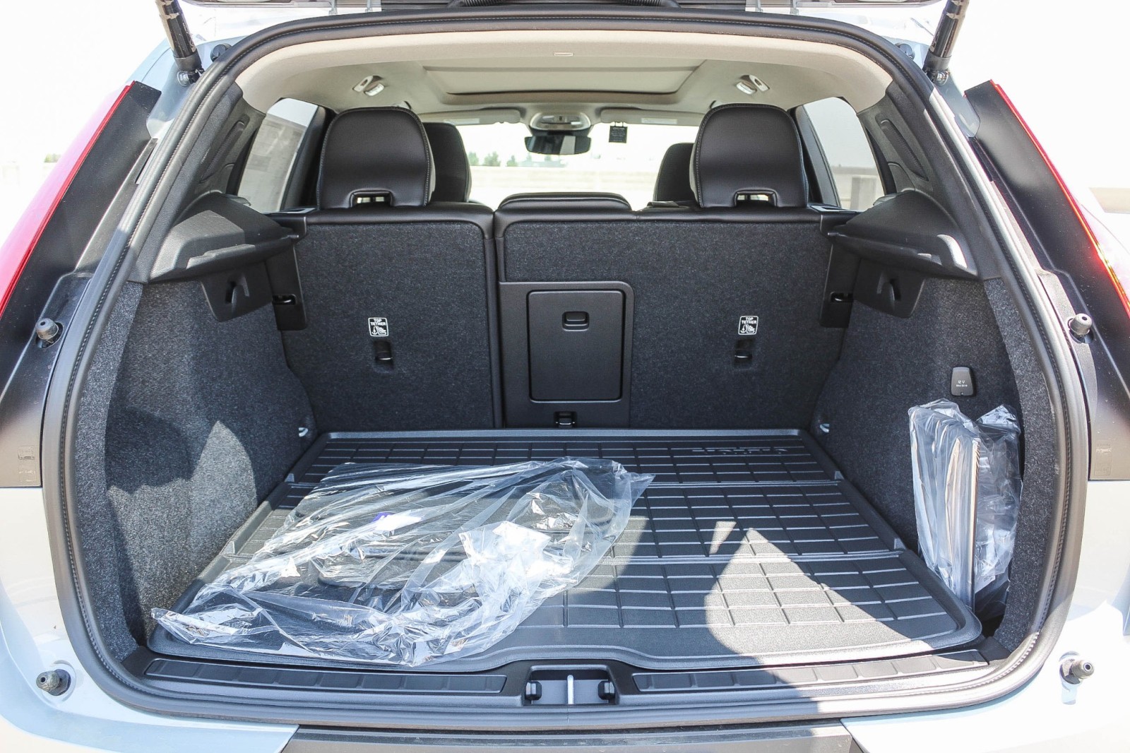 2025 Volvo XC40 Plus photo 25