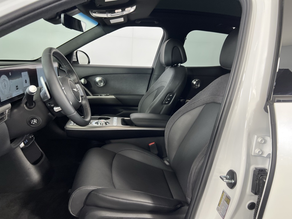 2025 Genesis GV60 RWD photo 18