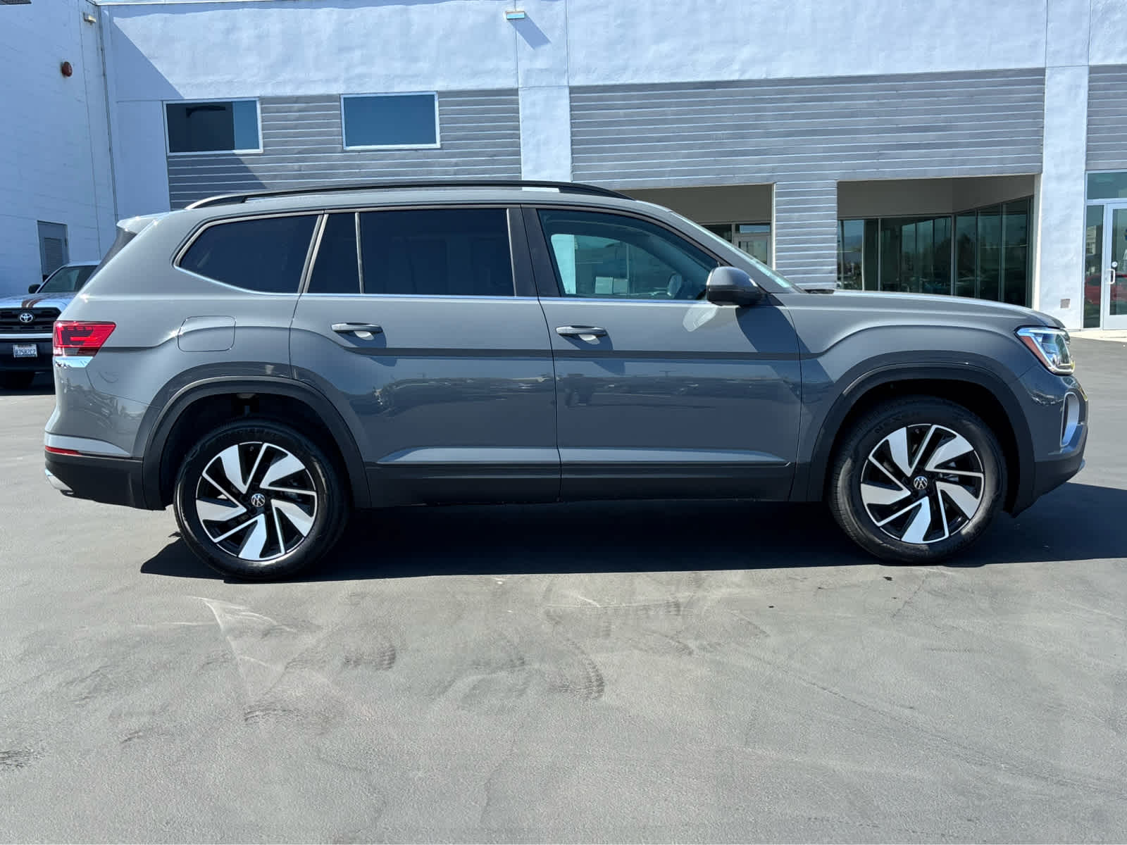 2025 Volkswagen Atlas SE Technology photo 3