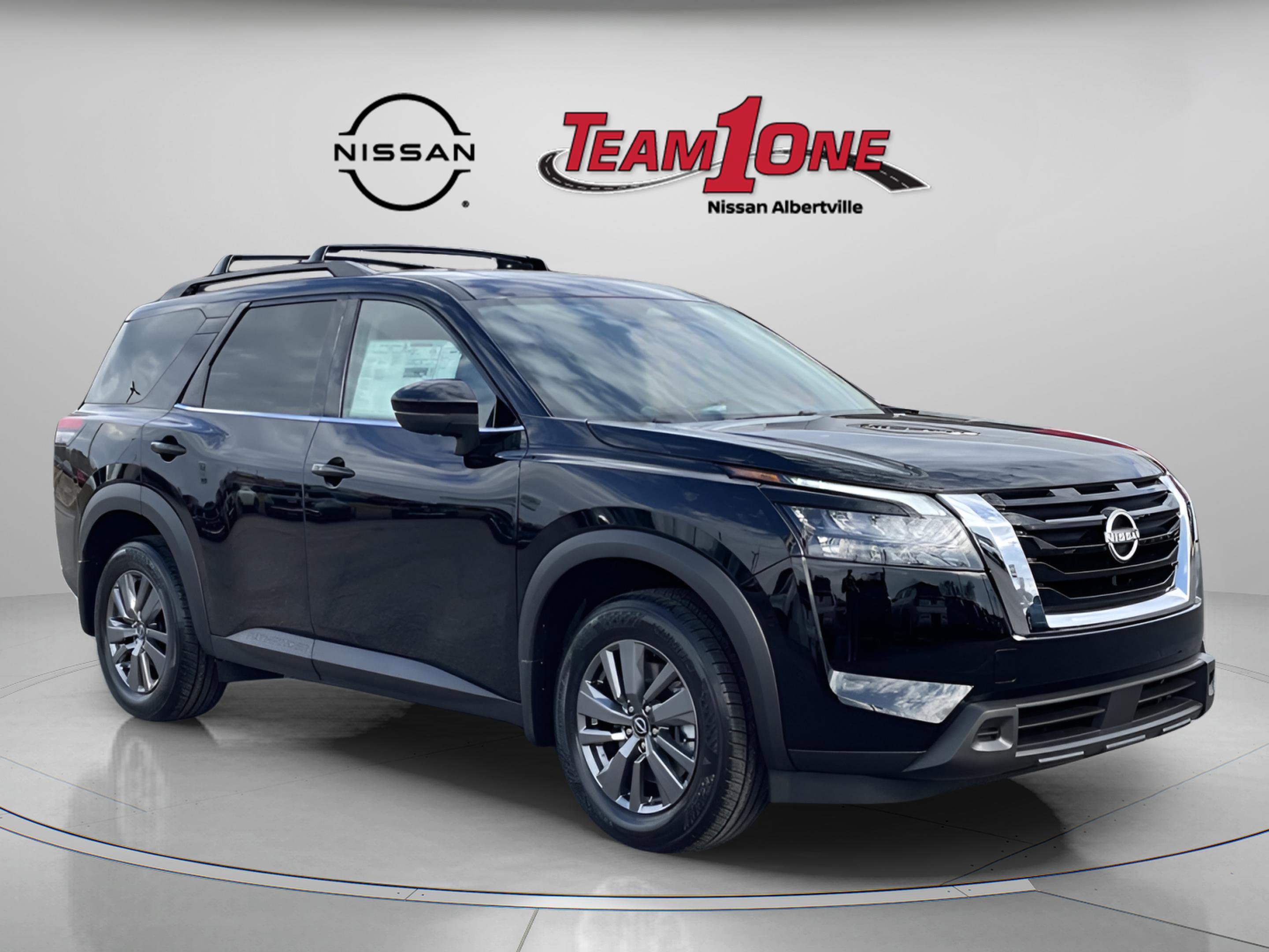 2025 Nissan Pathfinder SV's photo