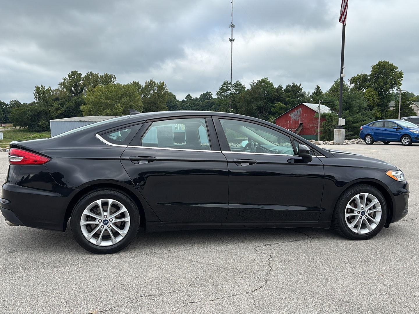 2020 Ford Fusion SE photo 3