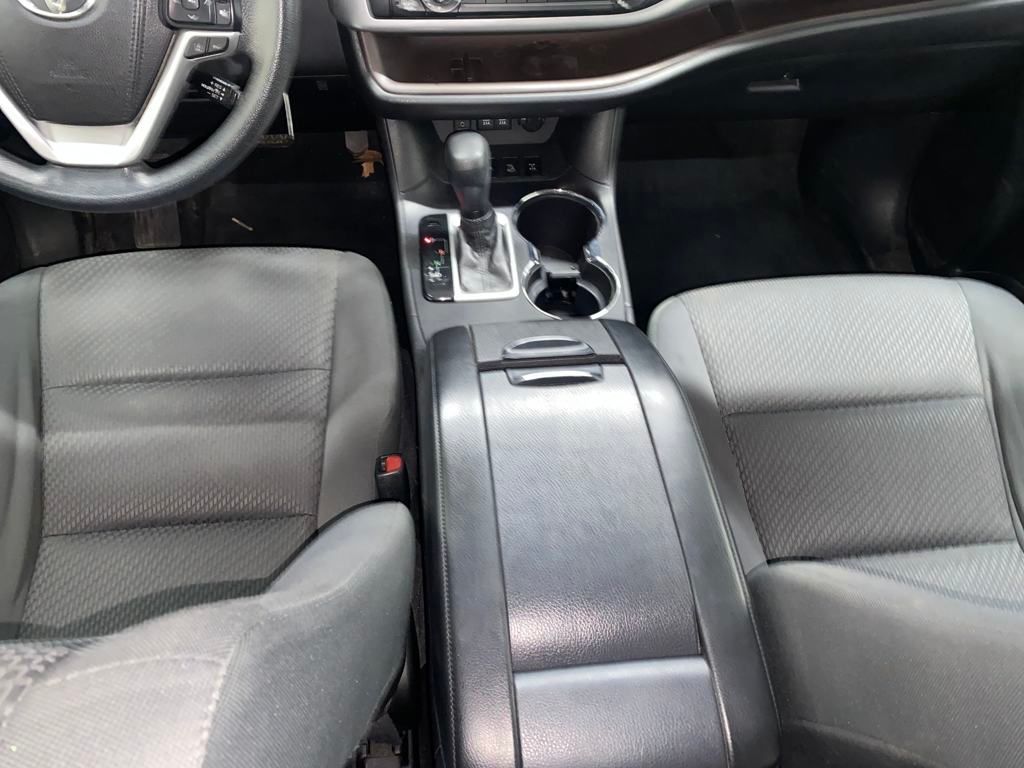 2018 Toyota Highlander LE photo 25
