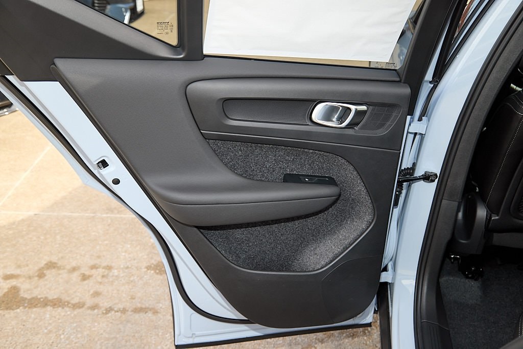 2026 VOLVO XC40 - Image 17