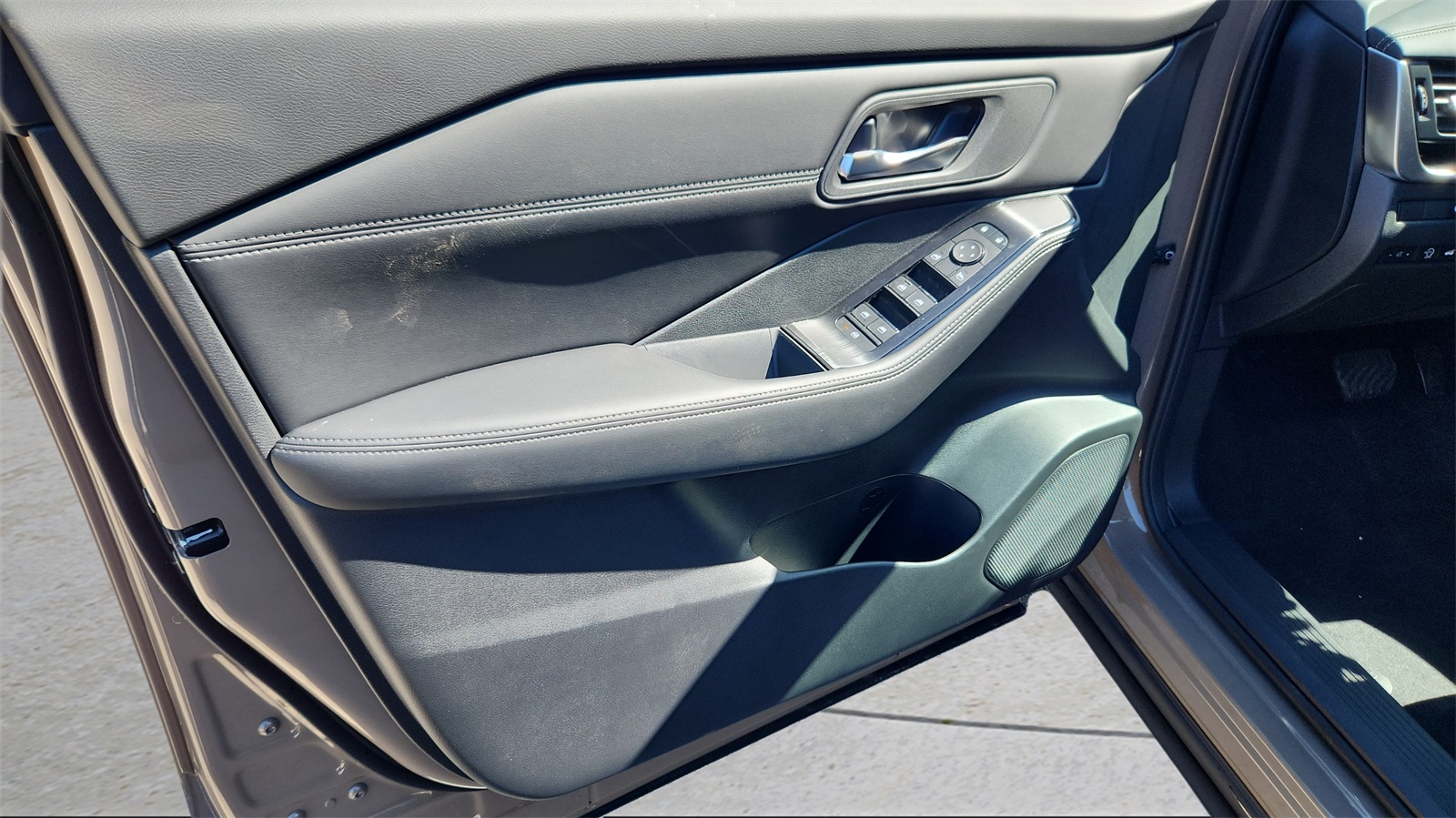 2025 Nissan Rogue SV photo 16