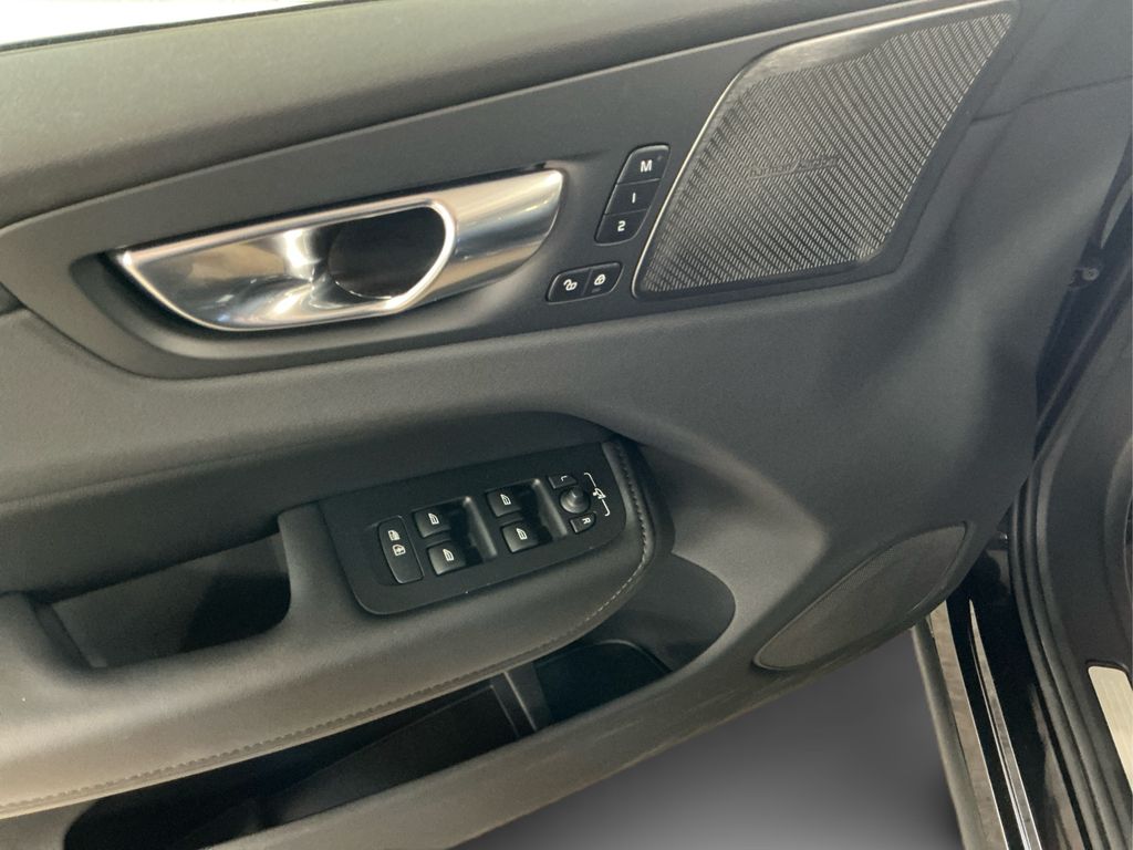 2025 Volvo XC60 Hybrid T8 Plus photo 18