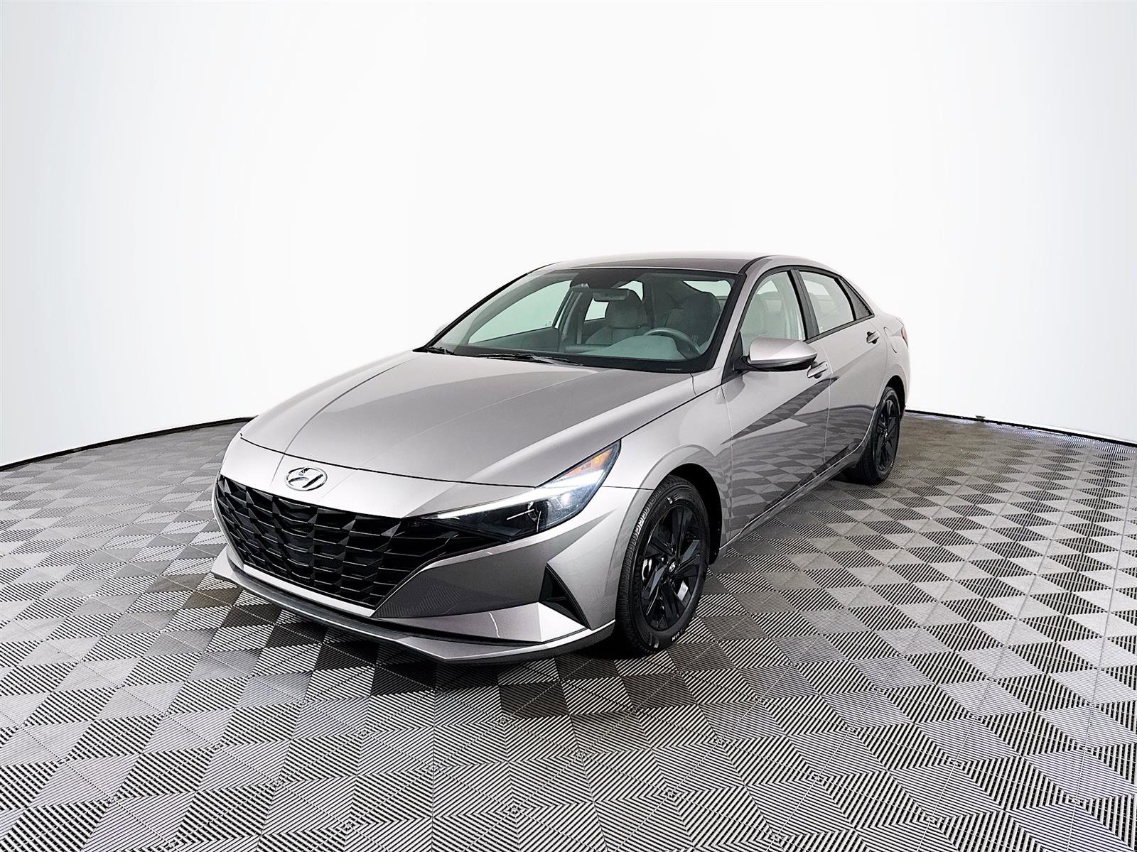 2023 Hyundai Elantra SEL photo 3