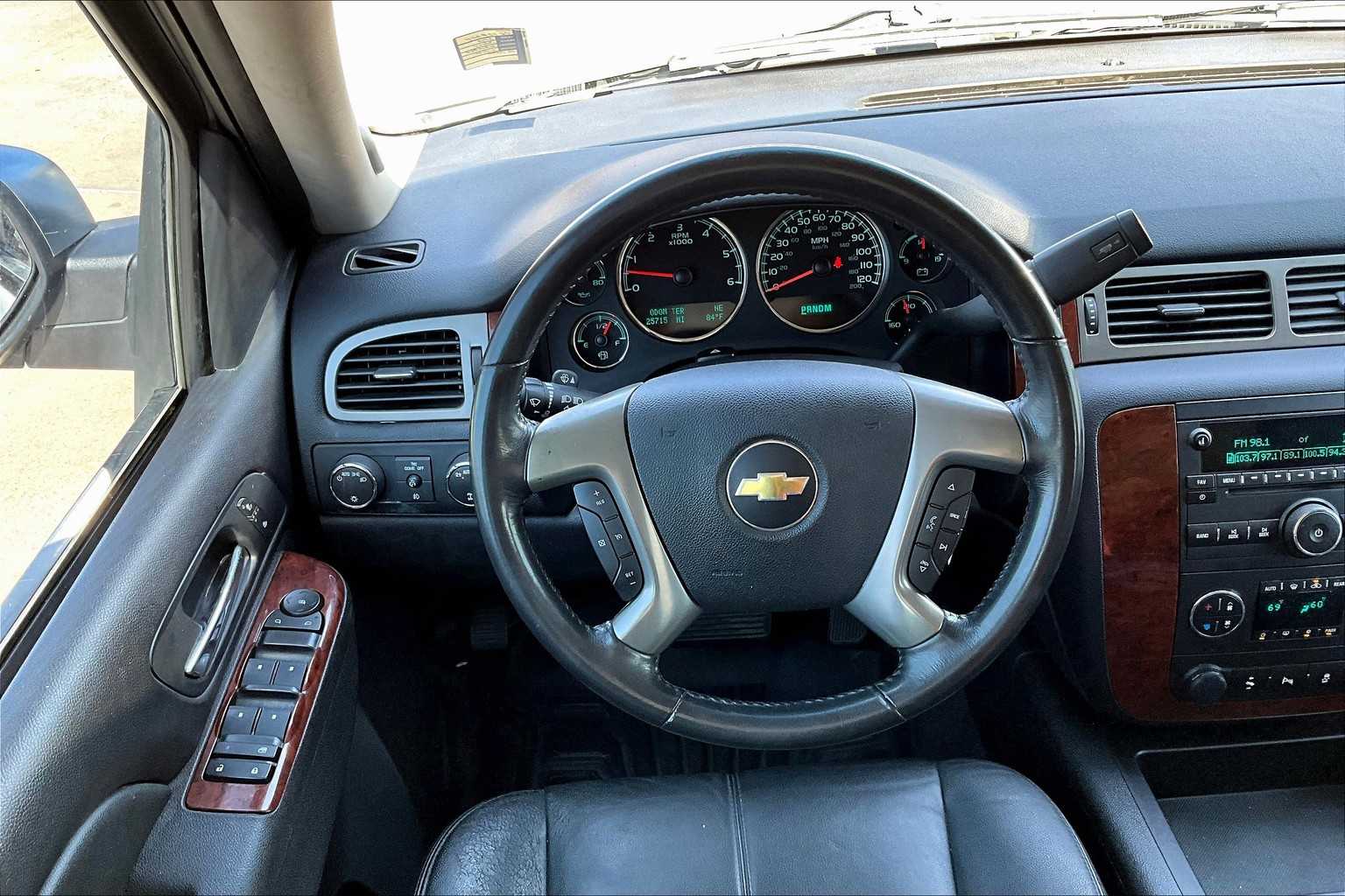 2012 Chevrolet Suburban LT photo 5