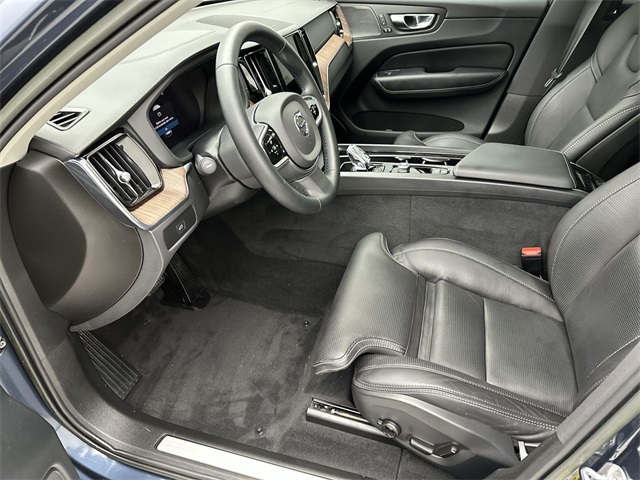 2023 Volvo XC60 B5 Ultimate photo 3